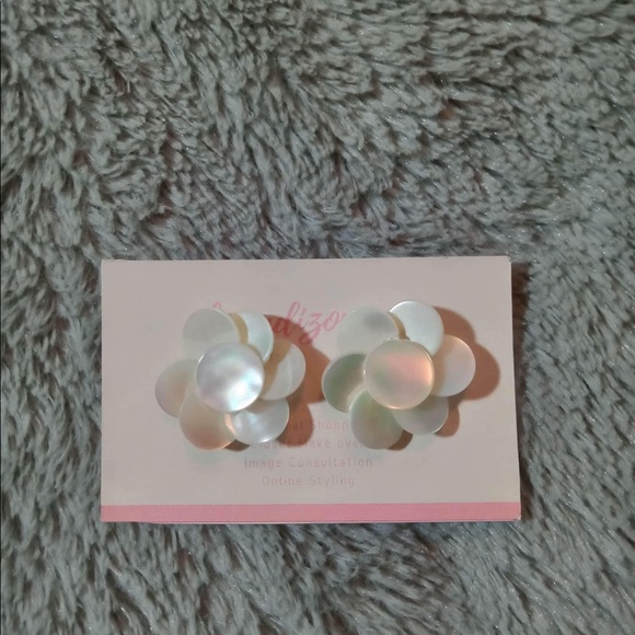 Light shell earrings - Picture 8 of 10